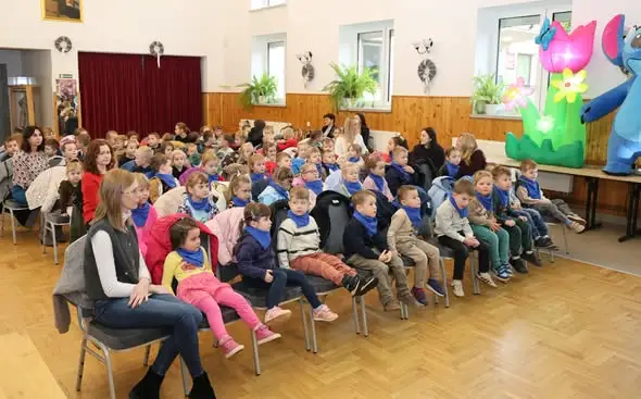 Spektakl „Na jagody” w Chorkówce – kukiełki zachwyciły przedszkolaków i pierwszaków