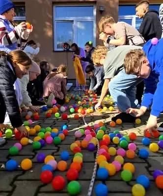 EKO-PIKNIK w Łężanach: uczniowie budowali solarne piekarniki