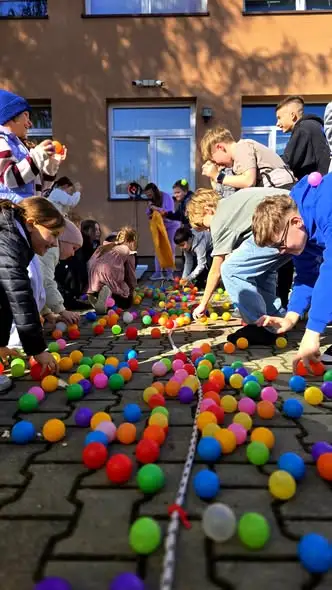 EKO-PIKNIK w Łężanach: uczniowie budowali solarne piekarniki
