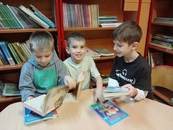 Pierwszoklasiści z SP 6 w Krośnie odkryli bibliotekę – pierwsza lekcja i pierwsza książka