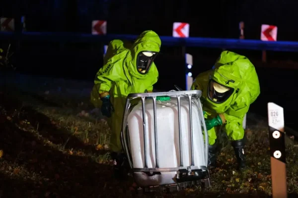 Neutralizacja substancji na ulicy Naftowej w Jedliczach – akcja strażaków